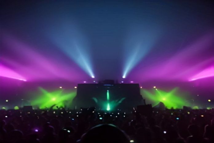 DJ20Martin20Head20ILX20moving20heads20playing20live20at20a20huge20EDM20electronic20music20festival20professional20photography20crowd20lasers